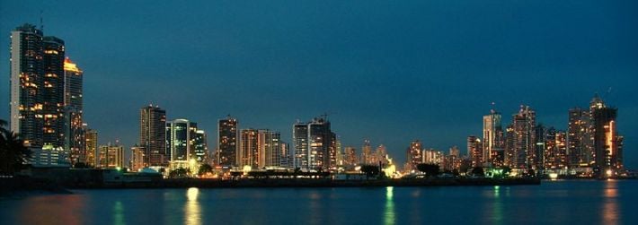 Ciudad_de_Panama_de_noche-710x251.jpg