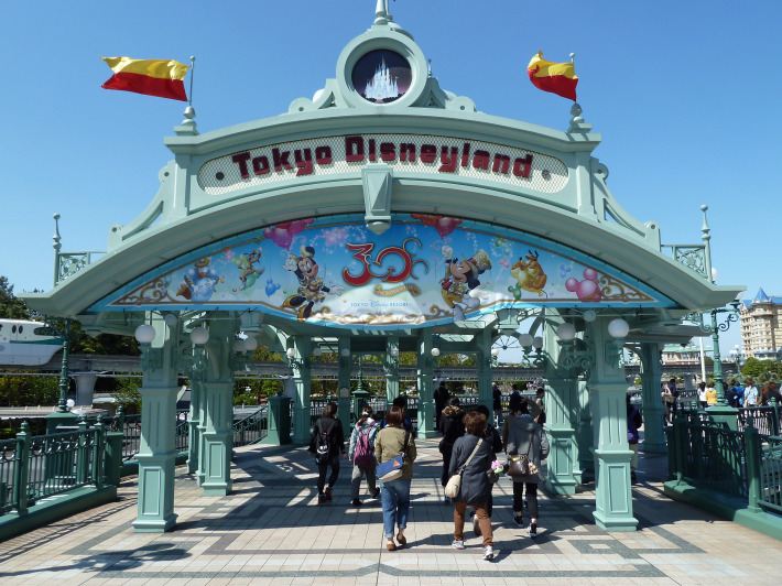 By Rob Young from United Kingdom (Tokyo Disneyland Entrance) [CC BY 2.0], via Wikimedia Commons