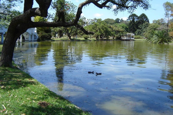 "Parque Tres de Febrero". Licenciado sob CC BY-SA 2.5 via Wikimedia Commons.